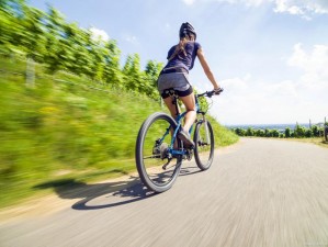 女孩开火车四轮固定，畅享稳定骑行体验